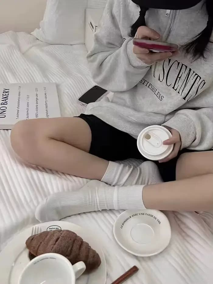 Chaussettes gris foncé pour femmes, chaussettes empilées simples, basique, à rayures verticales, en 