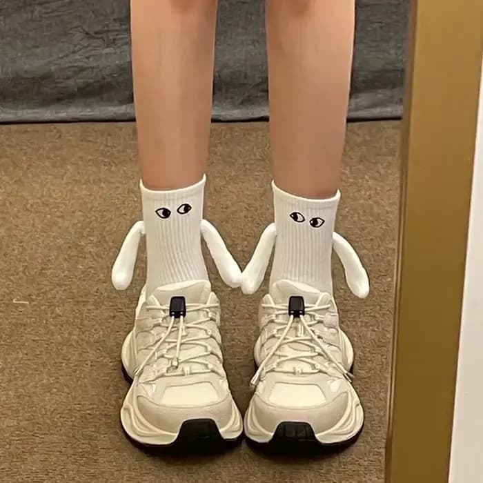 Yeux de littérature mignons de dessin animé, chaussettes de couple qui peuvent se tenir la main, cha