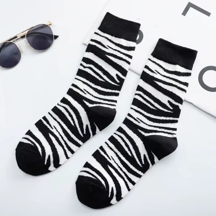 Chaussettes noires et blanches pour femmes, marque Ins Tide, chaussettes japonaises mignonnes avec I