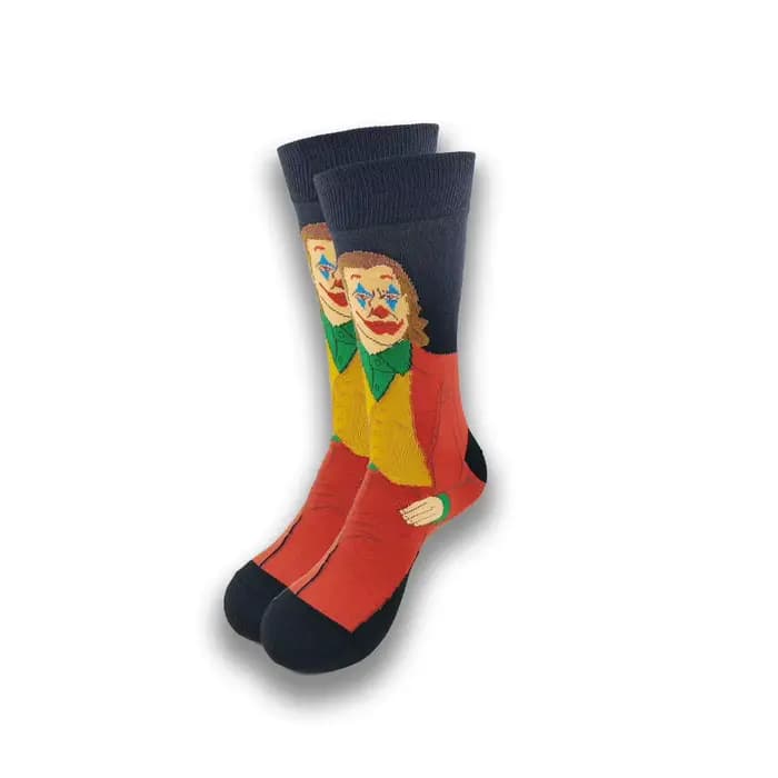 Production avancée de chaussettes pour hommes avec des motifs mignons nouvellement conçus.