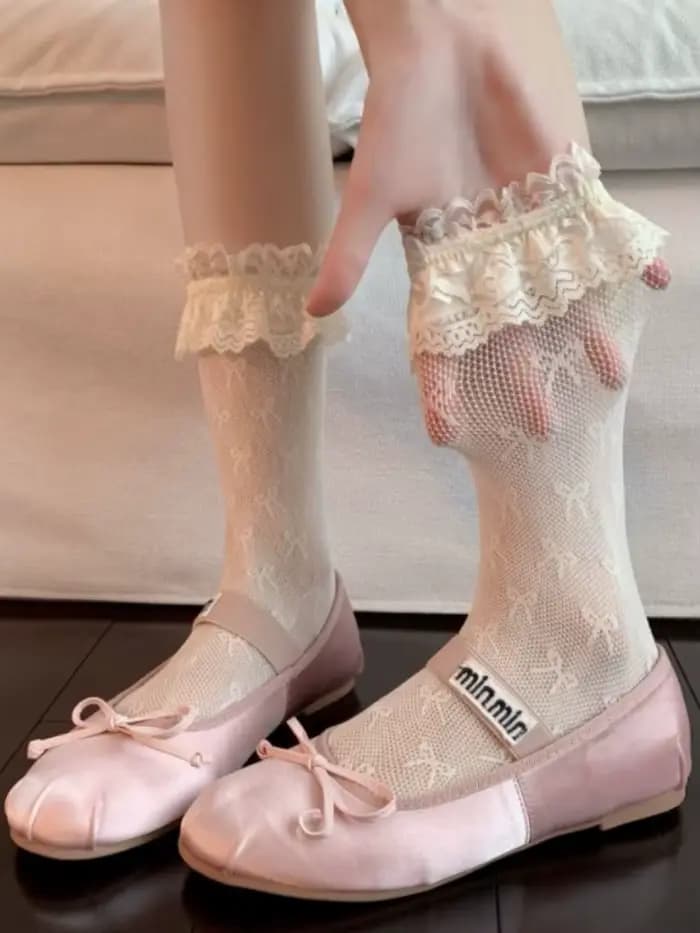 Chaussettes blanches pour femmes, avec bord en dentelle douce, motif nœud papillon, chaussettes mign
