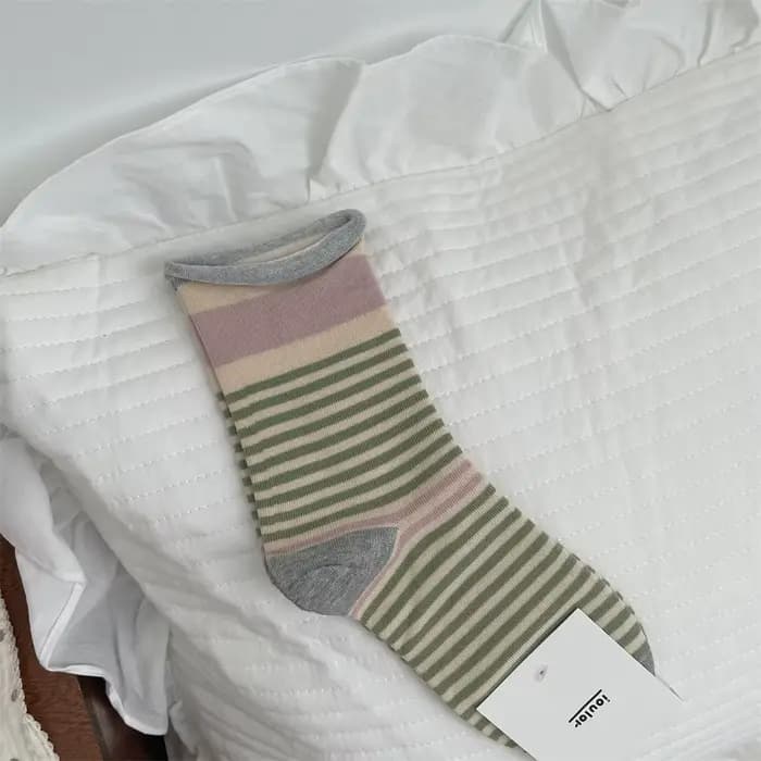 Les chaussettes pour femmes avec des rayures de printemps et d'automne sont polyvalentes, à la mode,