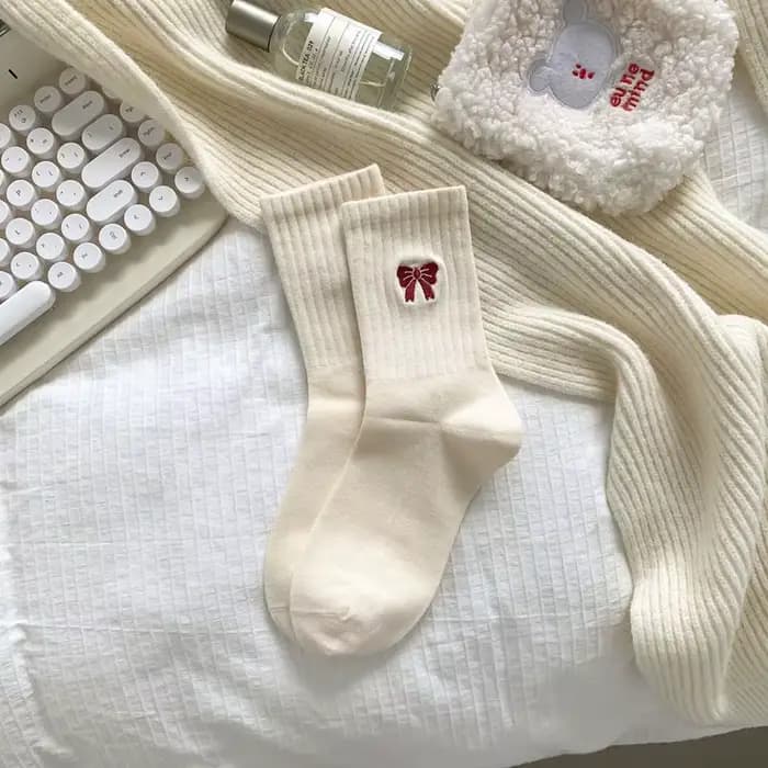 Chaussettes tendance pour femmes, automne rouge, filles, nœud brodé, mignonnes, longues, respirantes
