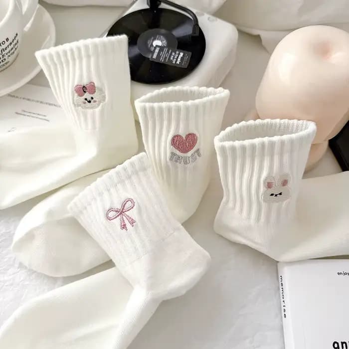 Dreamlikelin – chaussettes respirantes pour femmes, 5 paires/pack, chaussettes blanches à tube moyen avec imprimé de dessin animé mignon de lapin, de cœur et de nœud, pour printemps et automne