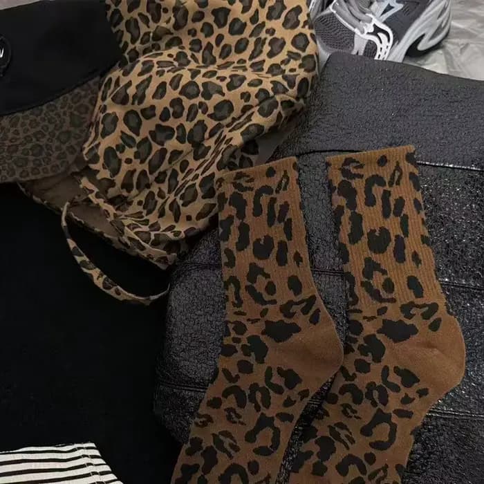 Chaussettes pour femmes Encore rouge mode personnalité rétro imprimé léopard automne hiver haute élastique longue taille Pile femme vêtements de rue