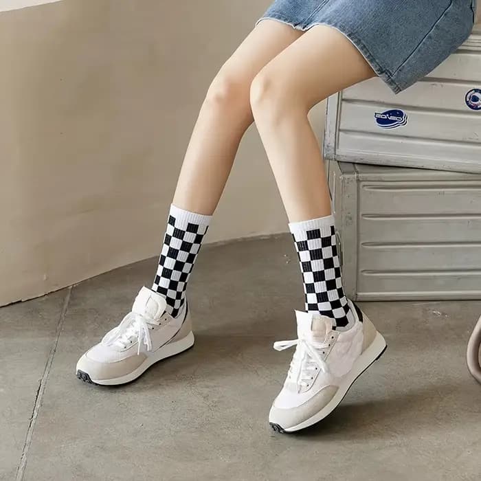 Chaussettes à carreaux tendance Harajuku, chaussettes géométriques noires et blanches, chaussettes de skateboard en coton imprimé Hip Hop, nouveauté