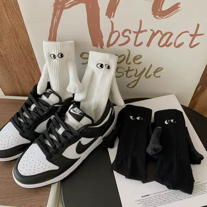 1 Paire de Chaussettes de Couple Club Célébrité Tendance Amusantes Créatives à Attraction Magnétique Mains Noires et