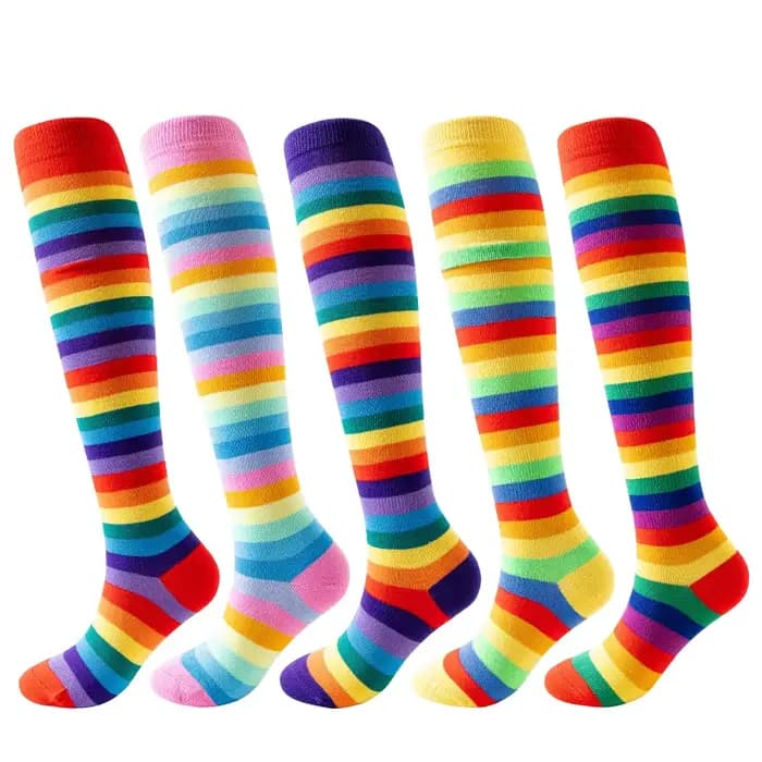 Chaussettes longues rouges à rayures colorées pour femmes