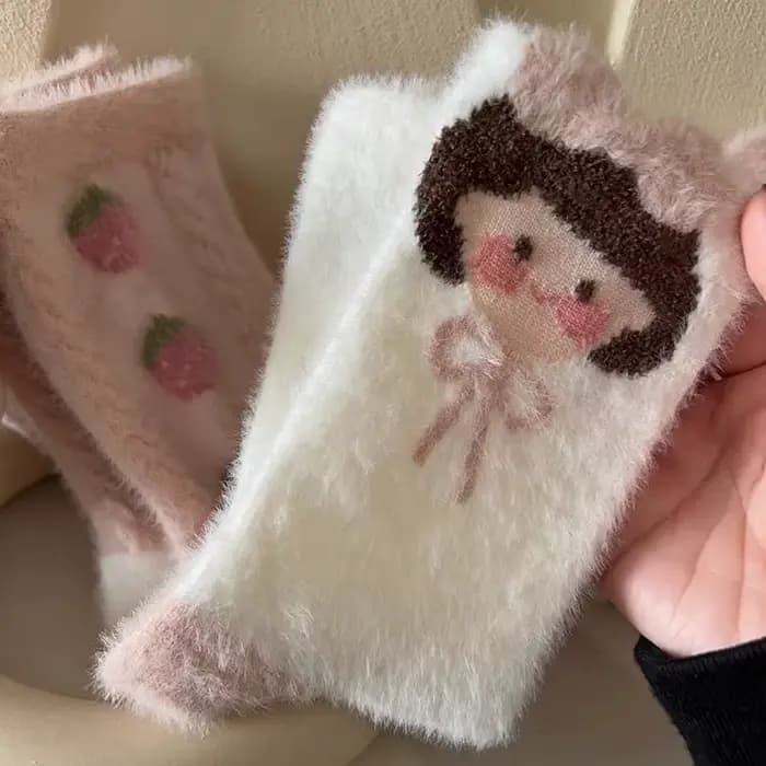 Chaussettes japonaises mignonnes pour femmes, chaussettes d'hiver épaisses et chaudes en peluche, imprimé fraise coréenne, en molleton de corail, pour dormir au sol