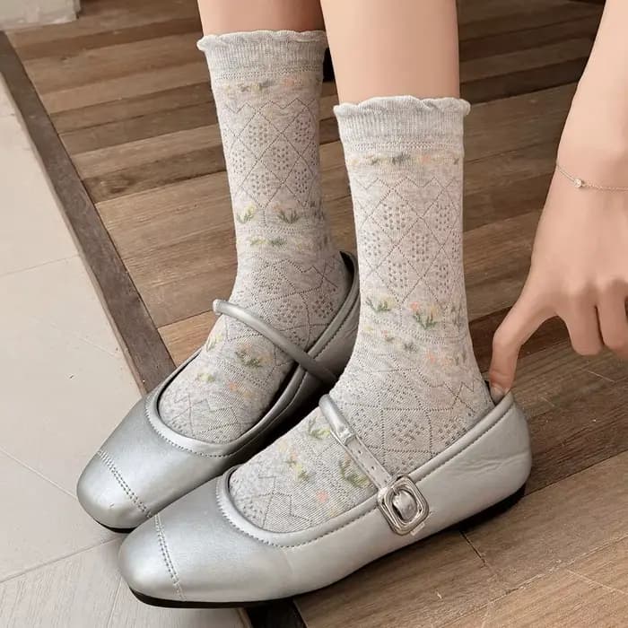 Chaussettes pour femmes, nouvelle mode, chaussettes longues en coton fin à fleurs mignonnes, chaussettes respirantes en maille pour le printemps et l'été, style coréen, chaussettes mi-hautes pour femm
