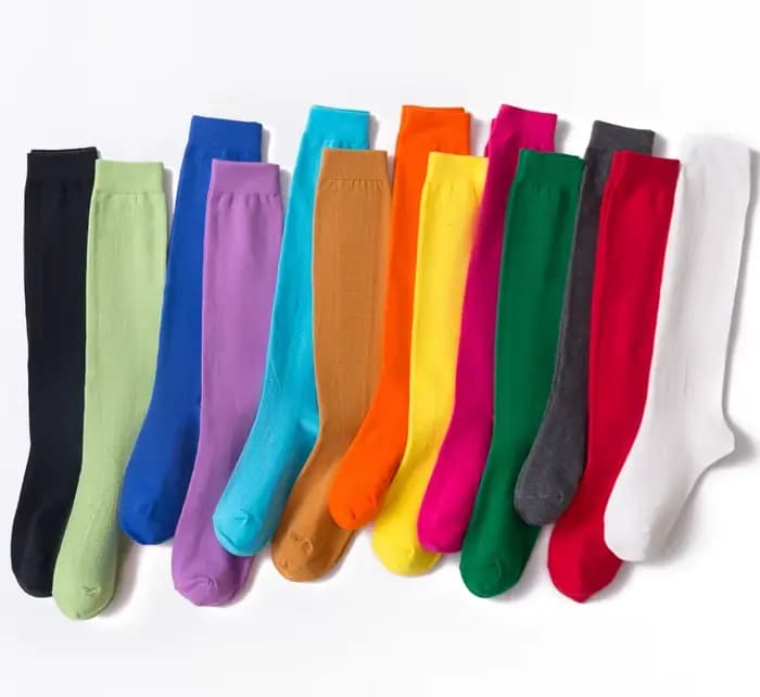 Chaussettes hautes colorées pour femmes