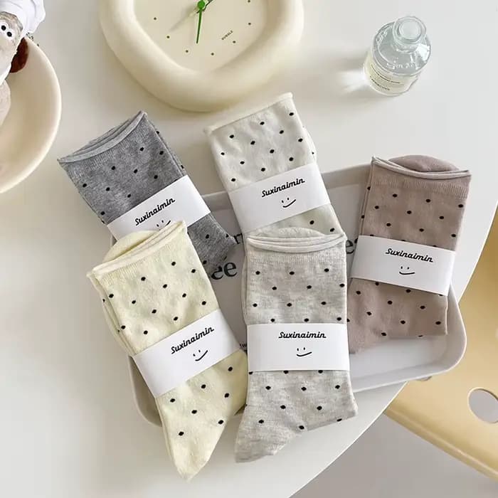 Chaussettes fines vintage crème à bords bouclés pour femmes
