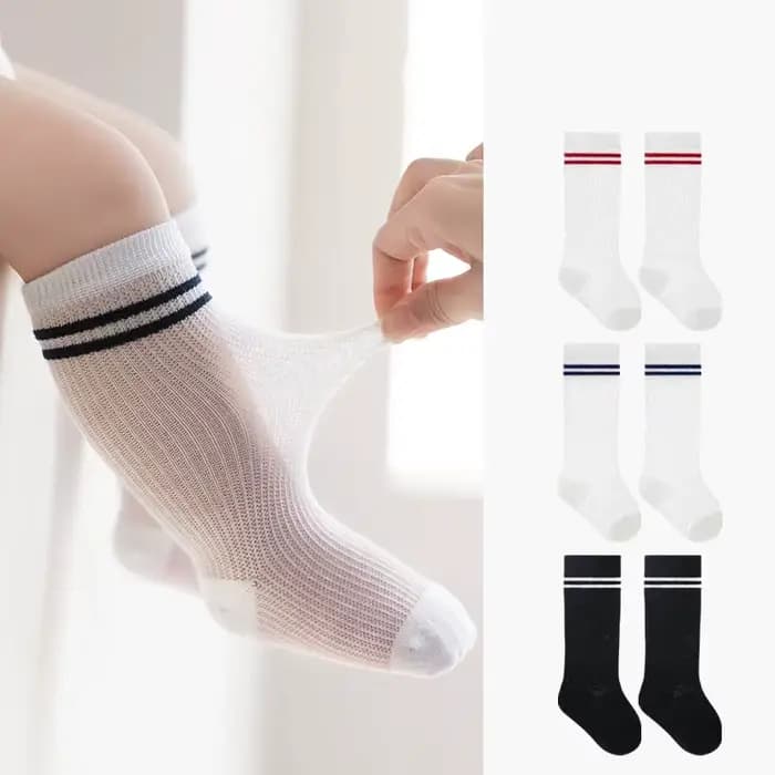 Une paire de chaussettes pour nouveau-nés