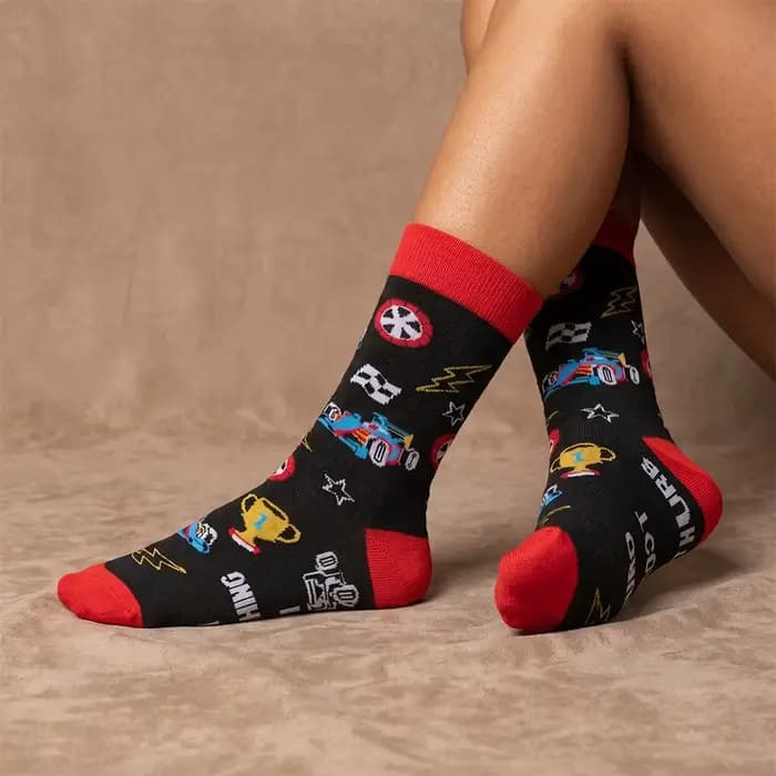 1 paire de chaussettes unisexes avec base noire et motifs de voitures de course et de trophées colorés, talon et bout contrastés rouges, en polyester, respirantes, chaussettes amusantes mi-mollet adap