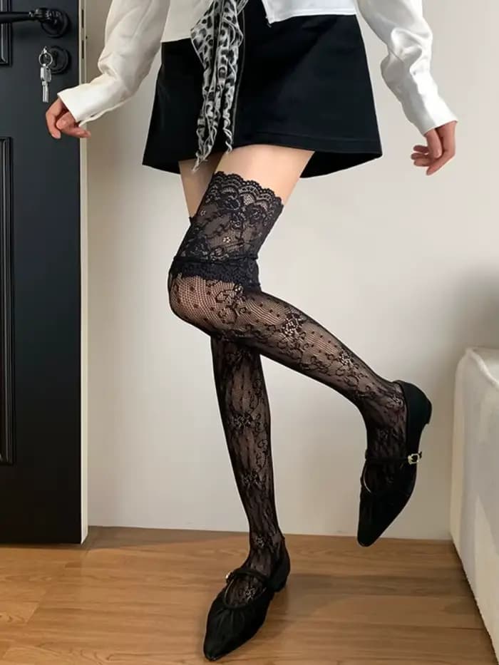 Chaussettes blanches femmes dentelle bas Femme été mince Sexy résille cuisse haute bas rétro fleur vigne creux sur le genou chaussette