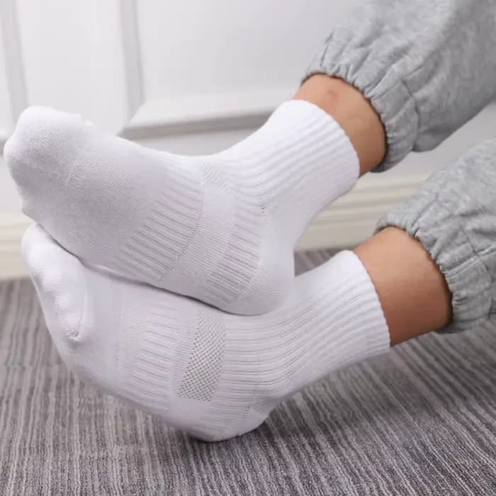 Les chaussettes épaisses pour hommes sont un fond polyvalent de la serviette d'étudiant est un tube en coton de couleur unie mi-long pour l'automne et l'hiver