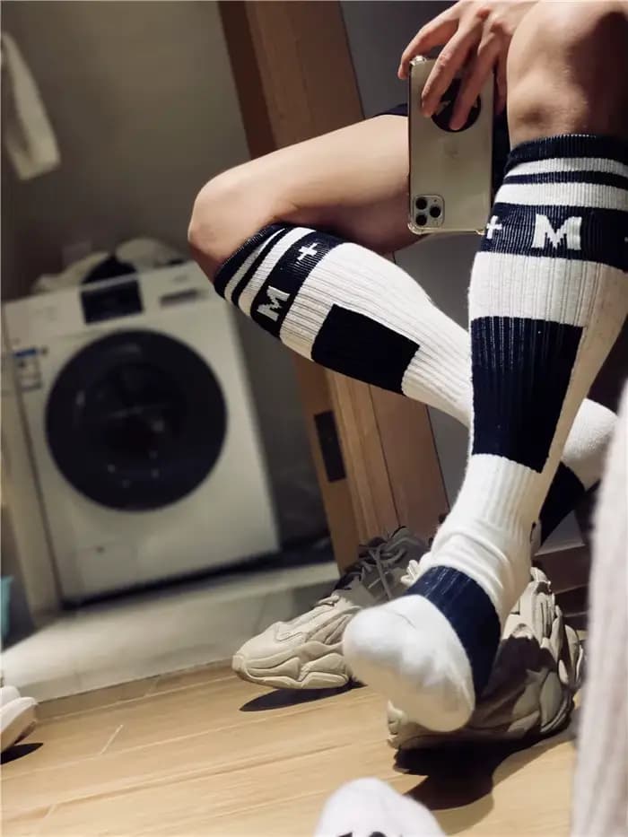 Nouveau Design hommes chaussettes mode mâle Gay haut Vers bas chaussettes confortable Football sport Long Tube Cosplay bas chaussette