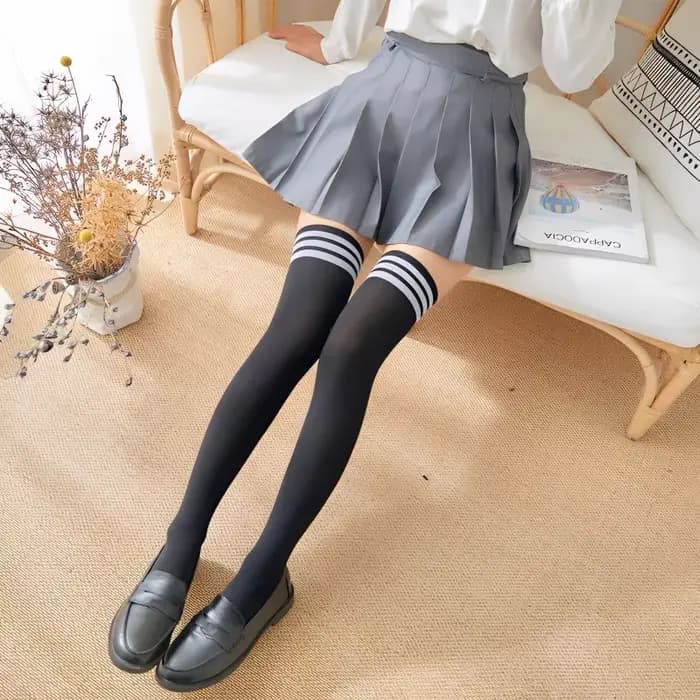 Chaussettes longues sexy noires et blanches pour femmes