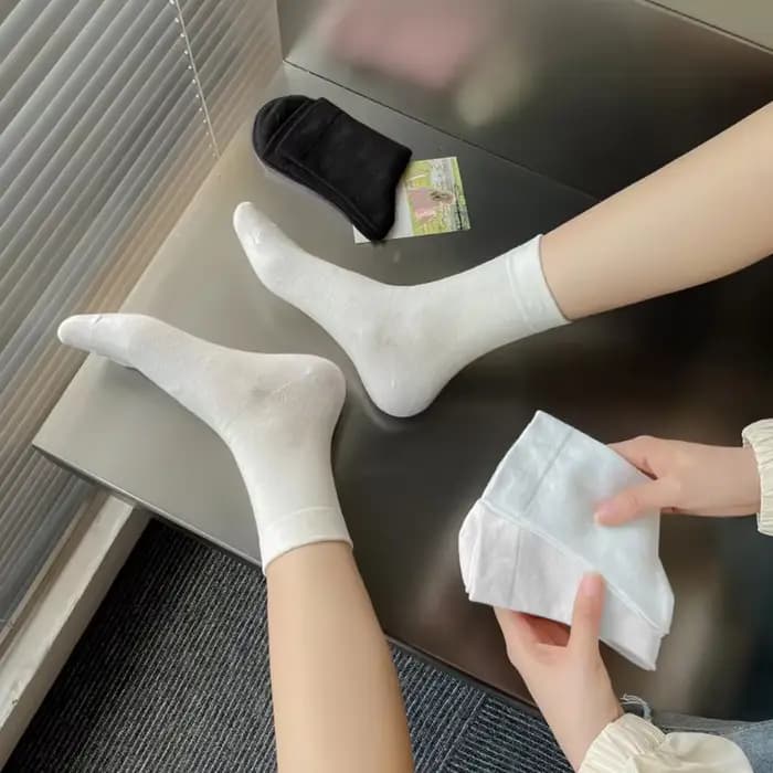 Chaussettes noires et blanches pour femmes et hommes