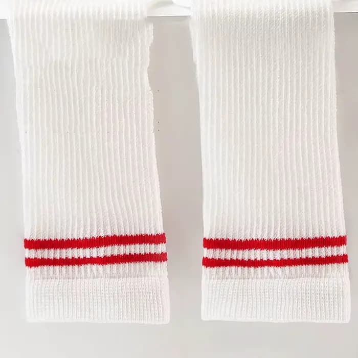 Une paire de chaussettes pour nouveau-nés