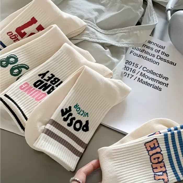 5 paires de chaussettes de sport pour femmes en automne hiver avec lettres rayées absorbant la sueur anti-odeur rétro
