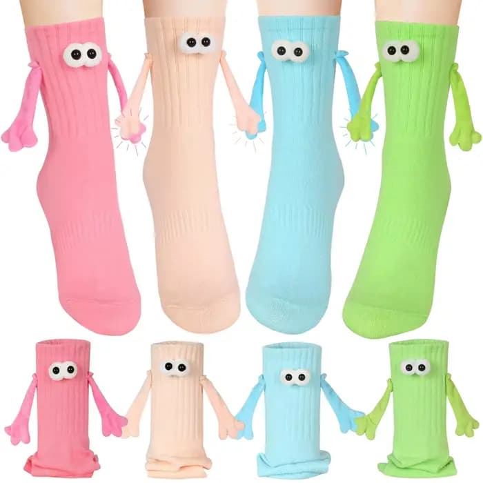Chaussettes magnétiques tenant la main