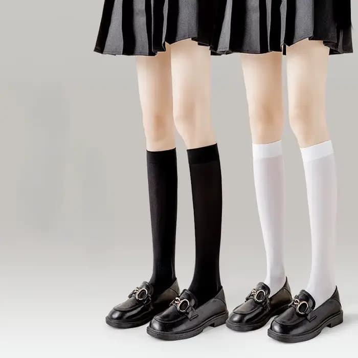 Chaussettes longues noires et blanches pour femmes