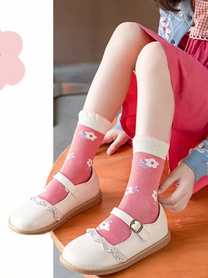 5 paires de chaussettes pour filles qui peuvent être portées au printemps et en été, chaussettes pour bébé d'automne et d'hiver aux fraises, chaussettes mi-mollet douces