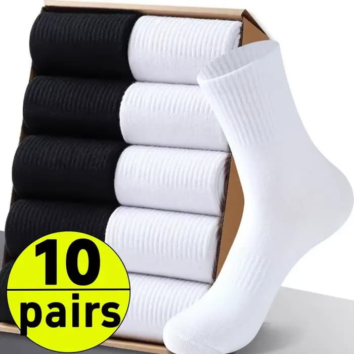 Chaussettes noires et blanches à la mode