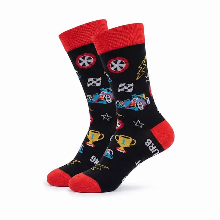 1 paire de chaussettes unisexes avec base noire et motifs de voitures de course et de trophées colorés, talon et bout contrastés rouges, en polyester, respirantes, chaussettes amusantes mi-mollet adap