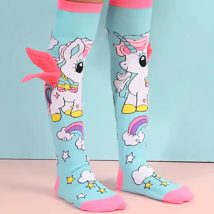 Une paire de chaussettes licorne avec ailes roses pour les dessins animés pour enfants
