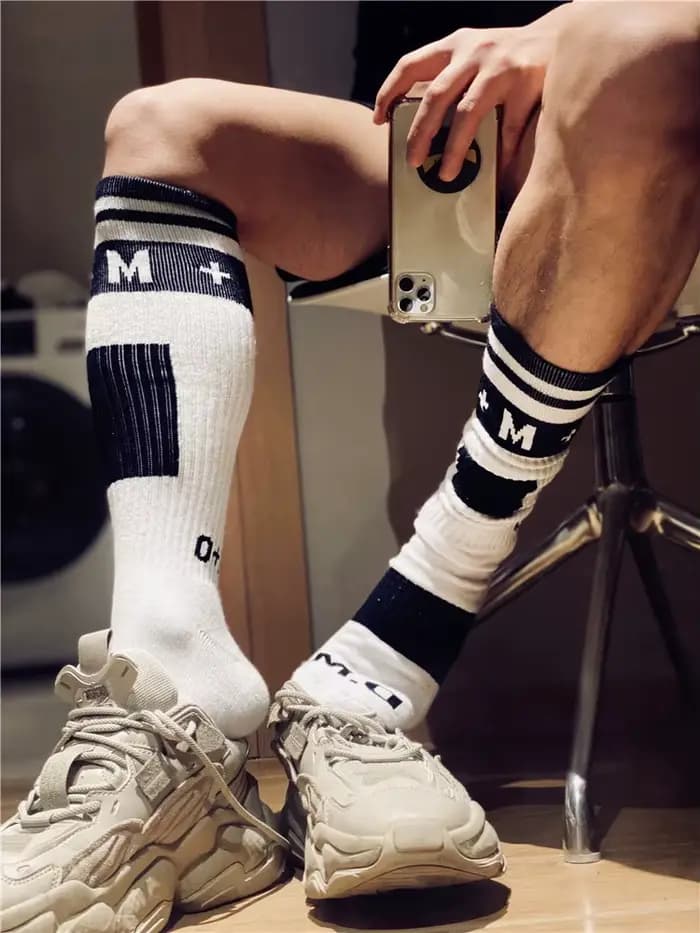 Nouveau Design hommes chaussettes mode mâle Gay haut Vers bas chaussettes confortable Football sport Long Tube Cosplay bas chaussette