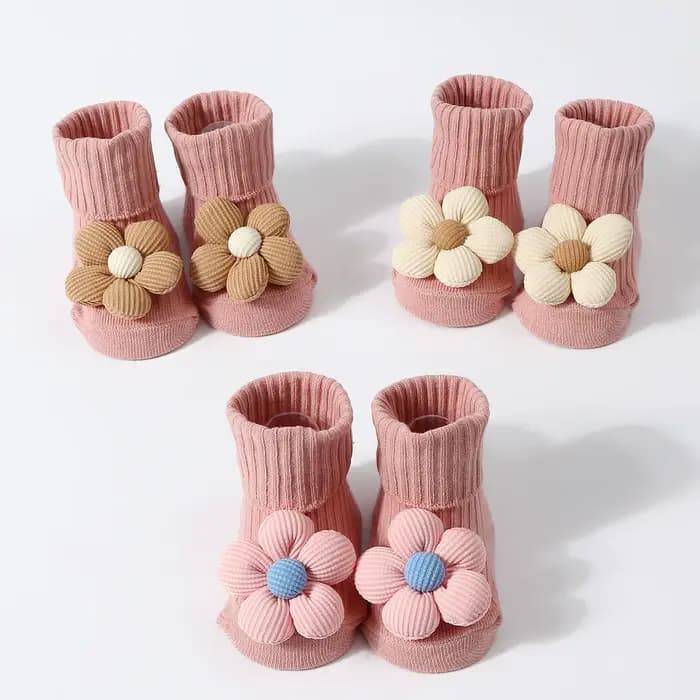 Jolies chaussettes tricotées pour nouveau-né
