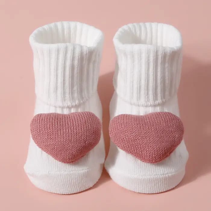 Jolies chaussettes tricotées pour nouveau-né