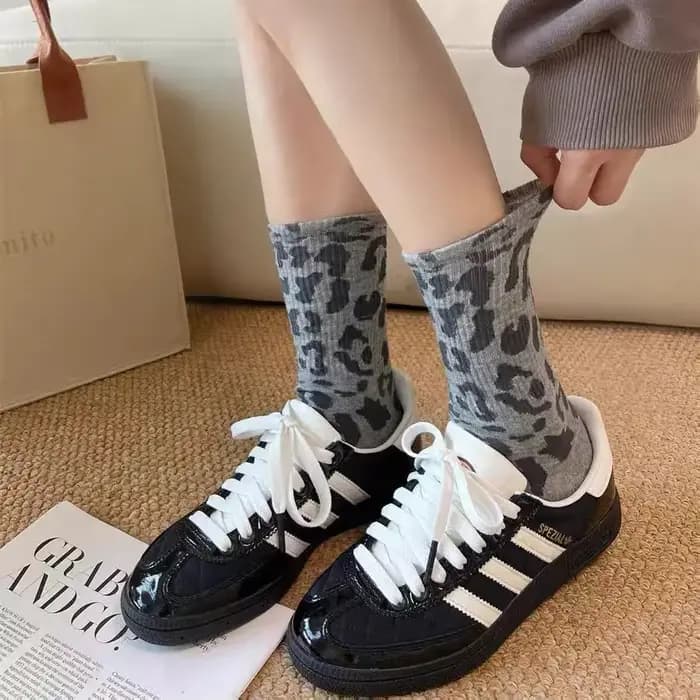 1 paire de chaussettes colorées à imprimé léopard