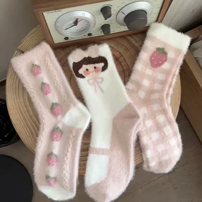 Chaussettes japonaises mignonnes pour femmes, chaussettes d'hiver épaisses et chaudes en peluche, imprimé fraise coréenne, en molleton de corail, pour dormir au sol