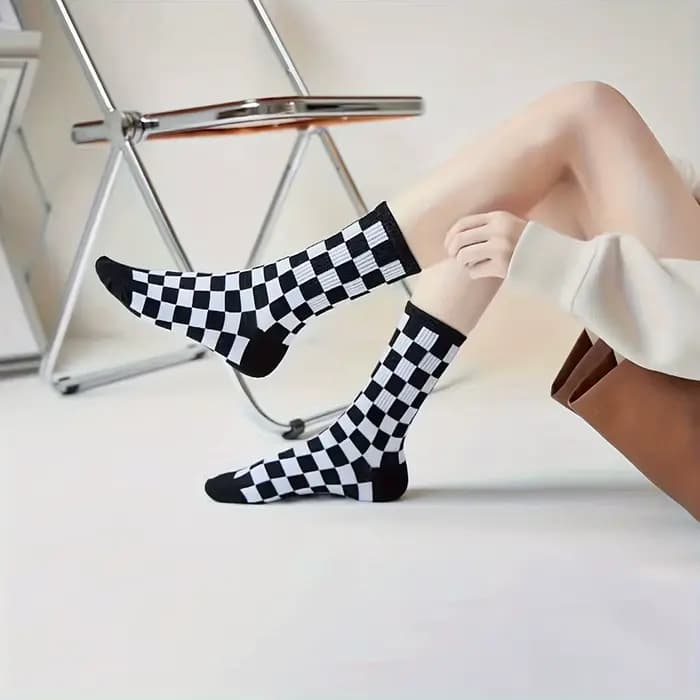 Chaussettes à carreaux tendance Harajuku, chaussettes géométriques noires et blanches, chaussettes de skateboard en coton imprimé Hip Hop, nouveauté