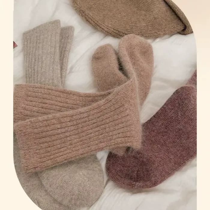 Mode cachemire hiver chaud velours chaussettes thermique épais mi Tube chaussettes rayures longues chaussettes pour les femmes