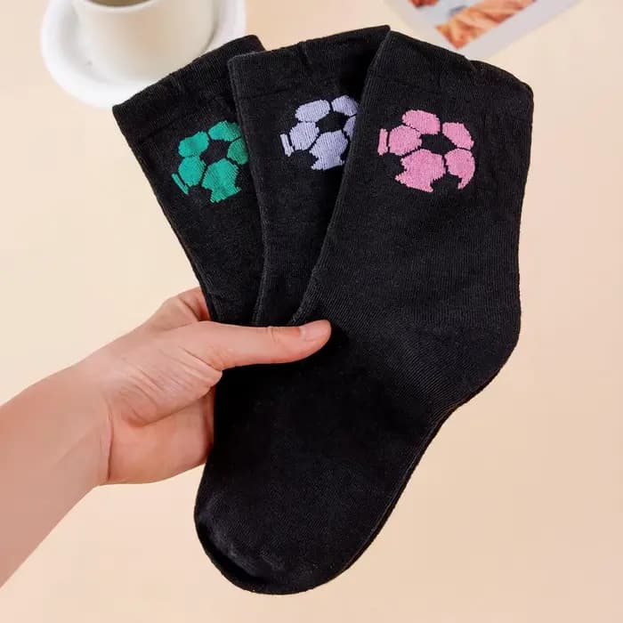 3 paires de chaussettes fantaisie amusantes et colorées à imprimé football pour femmes, chaussettes mi-mollet en coton doux et confortable, noires, décontractées