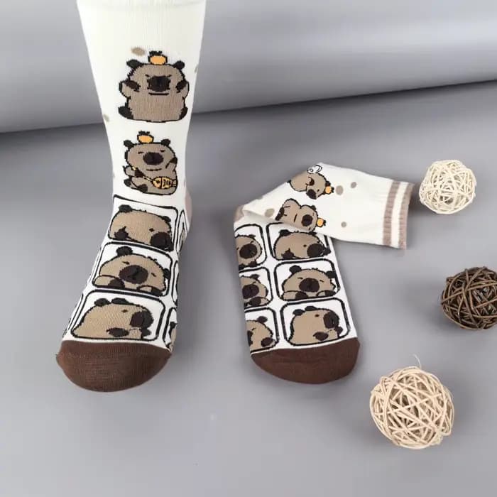 1 paire de chaussettes mi-mollet confortables à motif Capybara mignon de dessin animé pour femmes