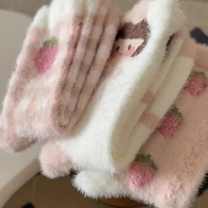 Chaussettes japonaises mignonnes pour femmes, chaussettes d'hiver épaisses et chaudes en peluche, imprimé fraise coréenne, en molleton de corail, pour dormir au sol