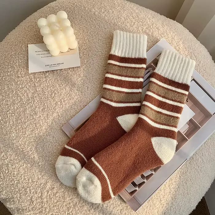 Chaussettes pour femmes mi-mollet, nouvelle collection automne-hiver, épaisses, chaudes, en coton et velours, avec motifs boucles, nœuds et rayures, résistantes au froid et au gel.
