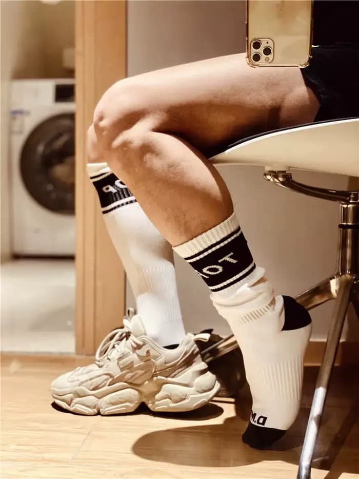 1 paire mode bleu blanc noir conception Unique chaussette Sexy Gay haut Vers bas hommes Nylon sport Long Tube Football chaussettes confortables