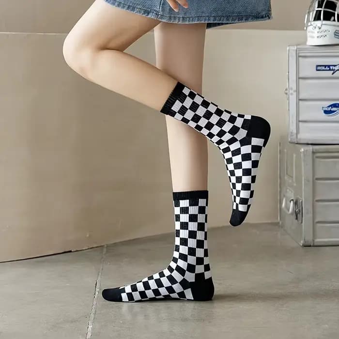 Chaussettes à carreaux tendance Harajuku, chaussettes géométriques noires et blanches, chaussettes de skateboard en coton imprimé Hip Hop, nouveauté
