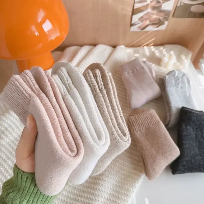 Chaussettes confortables pour femmes, couleur unie, style Harajuku japonais, chaussettes douces pour l'intérieur, chaussettes mi-tube chaudes et épaisses en polaire pour l'hiver, pour filles