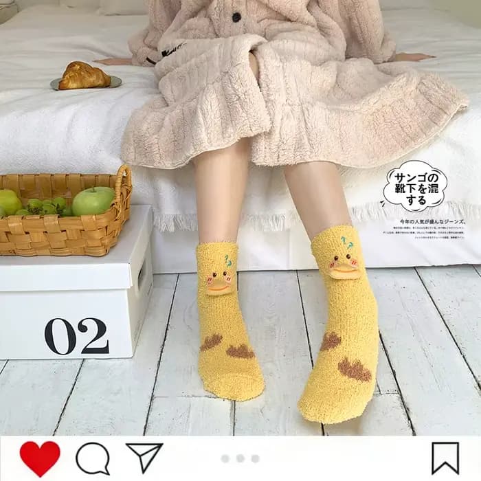 Chaussettes de canard pelucheux pour femmes, chaussettes amusantes en velours de corail pour femmes, chaussettes de sommeil chaudes et épaisses pour l'hiver, chaussettes de sol mignonnes de canard de 