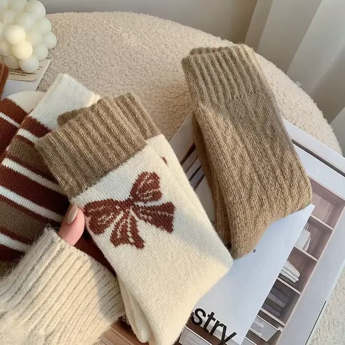 Chaussettes pour femmes mi-mollet, nouvelle collection automne-hiver, épaisses, chaudes, en coton et velours, avec motifs boucles, nœuds et rayures, résistantes au froid et au gel.