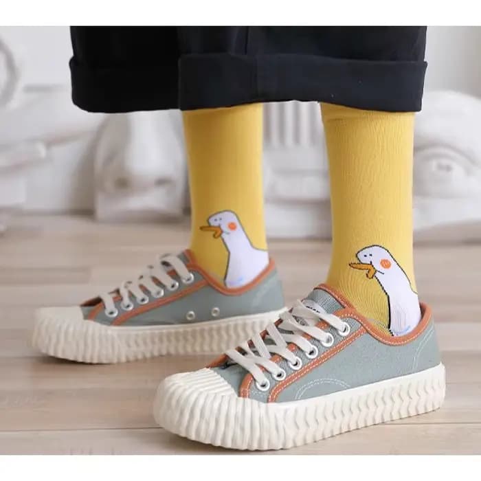 1 paire de chaussettes de dessin animé pour femmes, à la mode et polyvalentes, Design mignon, oie drôle, respirantes, douces et confortables, chaussettes décontractées pour femmes ﻿