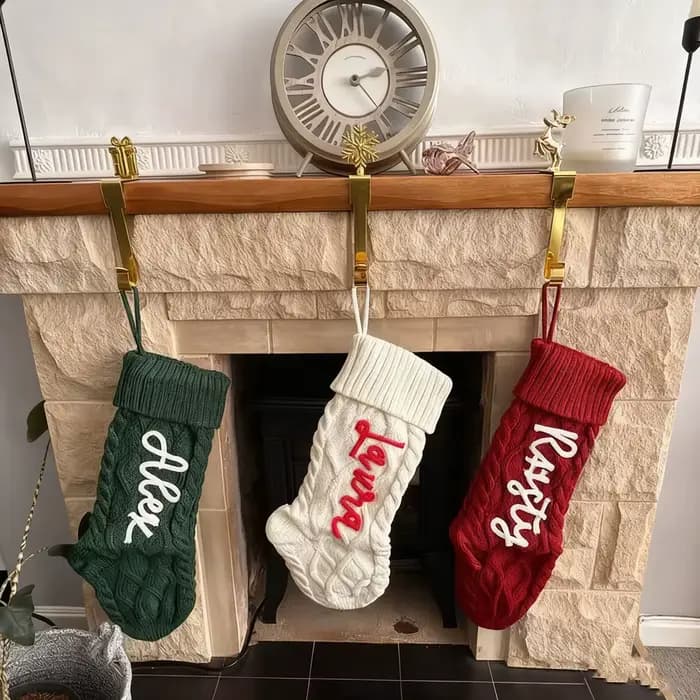 Un bas de Noël vintage personnalisé avec nom brodé et lettres personnalisables, parfait comme cadeau de Noël familial