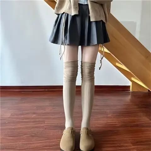 Chaussettes femme automne et hiver tricot épais couleur unie cuisse haute bas bouclés noir blanc chaussettes pour femmes sur le genou garder au chaud